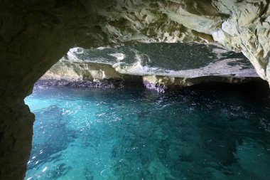 İsrail'in kuzeyinde Akdeniz kıyısında Rosh Hanikra dağlarında grottoes 