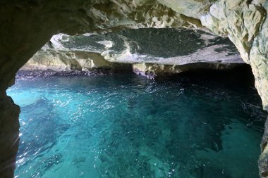 İsrail'in kuzeyinde Akdeniz kıyısında Rosh Hanikra dağlarında grottoes 