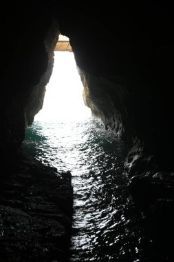İsrail'in kuzeyinde Akdeniz kıyısında Rosh Hanikra dağlarında grottoes 