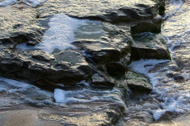 İsrail'de Akdeniz kıyılarında dağlarda taş ve kaya doku ve renk 