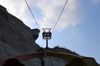 Rosh Hanikra İsrail'in kuzeyinde Akdeniz üzerinde dağlarda Cableway 