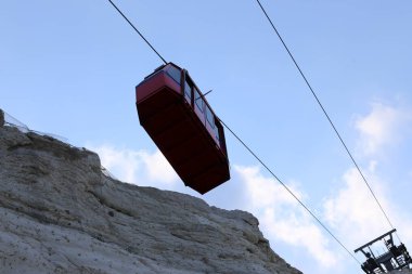 Rosh Hanikra İsrail'in kuzeyinde Akdeniz üzerinde dağlarda Cableway 