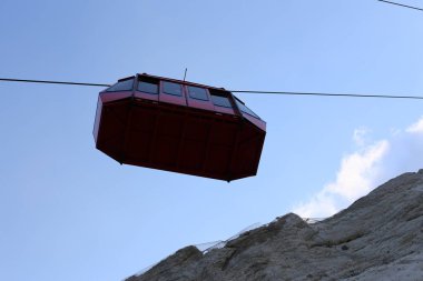 Rosh Hanikra İsrail'in kuzeyinde Akdeniz üzerinde dağlarda Cableway 