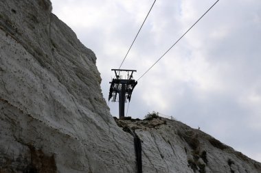 Rosh Hanikra İsrail'in kuzeyinde Akdeniz üzerinde dağlarda Cableway 