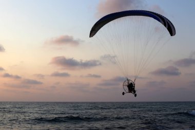 Kuzey İsrail'de Akdeniz'de ufukta güneş batıyor, gündüz bitiyor ve gece çöküyor 