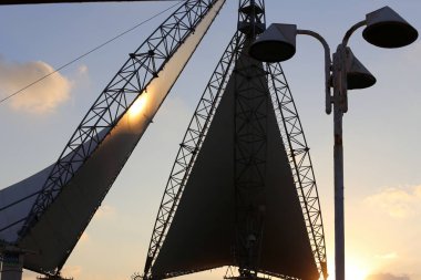 Kuzey İsrail'de Akdeniz'de ufukta güneş batıyor, gündüz bitiyor ve gece çöküyor 