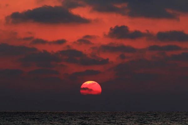 Солнце Садится Горизонт Средиземном Море Севере Израиля День Заканчивается Ночь — стоковое фото