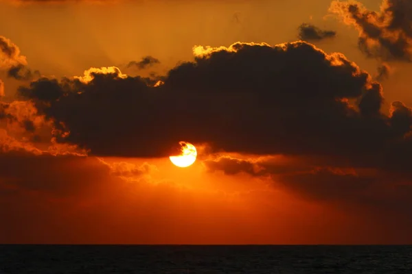 太阳在以色列北部的地中海的地平线上落下 白天结束 夜幕降临 — 图库照片