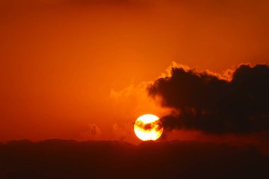 Kuzey İsrail'de Akdeniz'de ufukta güneş batıyor, gündüz bitiyor ve gece çöküyor 