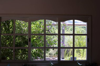 Pencere - oda ve havalandırma içine ışık girişi için hizmet veren inşaat mimari bir detay. 