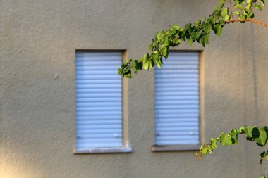 Pencere - oda ve havalandırma içine ışık girişi için hizmet veren inşaat mimari bir detay. 
