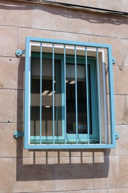 Pencere - oda ve havalandırma içine ışık girişi için hizmet veren inşaat mimari bir detay. 