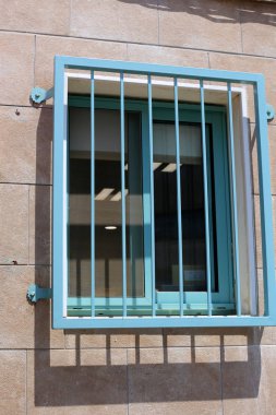 Pencere - oda ve havalandırma içine ışık girişi için hizmet veren inşaat mimari bir detay. 