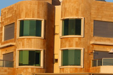 Pencere - oda ve havalandırma içine ışık girişi için hizmet veren inşaat mimari bir detay. 