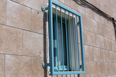 Pencere - oda ve havalandırma içine ışık girişi için hizmet veren inşaat mimari bir detay. 