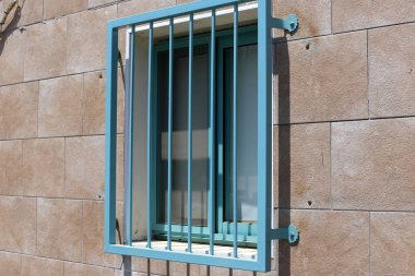 Pencere - oda ve havalandırma içine ışık girişi için hizmet veren inşaat mimari bir detay. 