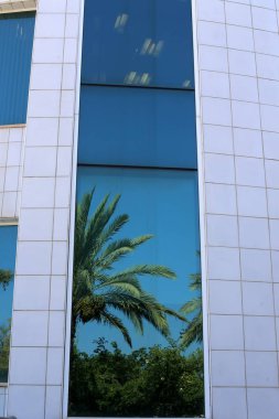 Pencere - oda ve havalandırma içine ışık girişi için hizmet veren inşaat mimari bir detay. 