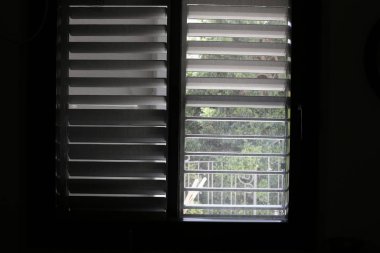 Pencere - oda ve havalandırma içine ışık girişi için hizmet veren inşaat mimari bir detay. 