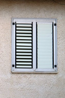 Pencere - oda ve havalandırma içine ışık girişi için hizmet veren inşaat mimari bir detay. 