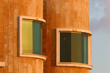 Pencere - oda ve havalandırma içine ışık girişi için hizmet veren inşaat mimari bir detay. 