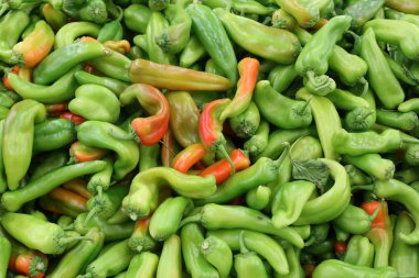 taze meyve ve sebze İsrail'in Acre kentinde sebze pazarında satılmaktadır 