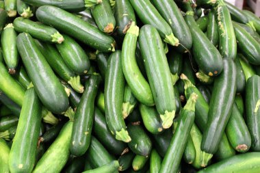 taze meyve ve sebze İsrail'in Acre kentinde sebze pazarında satılmaktadır 