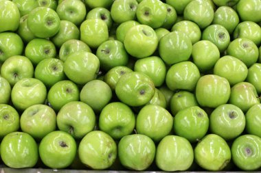 taze meyve ve sebze İsrail'in Acre kentinde sebze pazarında satılmaktadır 