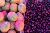 čerstvé ovoce a zelenina se prodávají na rostlinném trhu ve městě Acre v Izraeli. 
