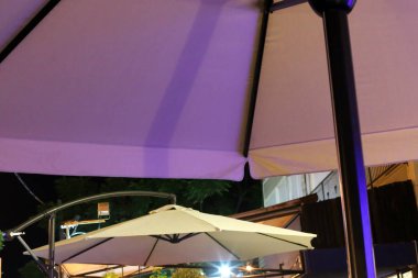 İsrail'in kuzeyinde Akdeniz kıyılarında bir şemsiye duruyor 