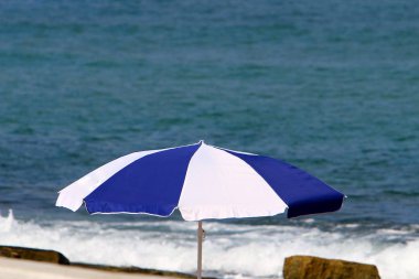 İsrail'in kuzeyinde Akdeniz kıyılarında bir şemsiye duruyor 