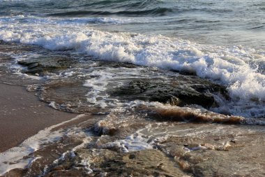 İsrail'in kuzeyinde Akdeniz kıyılarında ıssız plaj 