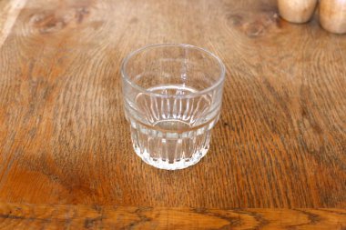 yemekler yiyecek, içecek, erzak depolama için ev eşyaları vardır. 