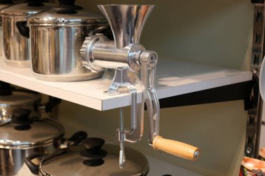 yemekler yiyecek, içecek, erzak depolama için ev eşyaları vardır. 