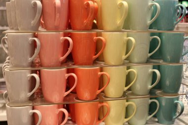 yemekler yiyecek, içecek, erzak depolama için ev eşyaları vardır. 