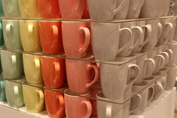 yemekler yiyecek, içecek, erzak depolama için ev eşyaları vardır. 