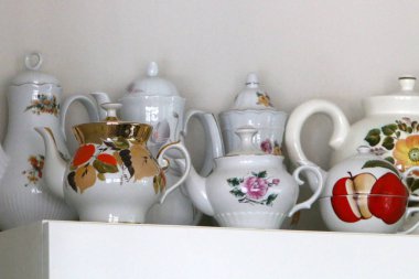 yemekler yiyecek, içecek, erzak depolama için ev eşyaları vardır. 