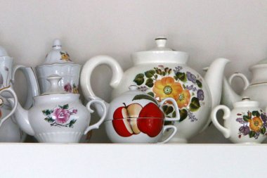 yemekler yiyecek, içecek, erzak depolama için ev eşyaları vardır. 