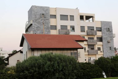 çatı - atmosferik yağış korumak için hizmet veren binanın üst yapısı, 