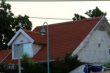 çatı - atmosferik yağış korumak için hizmet veren binanın üst yapısı, 