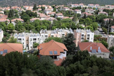 çatı - atmosferik yağış korumak için hizmet veren binanın üst yapısı, 