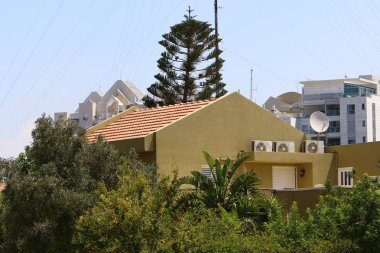 çatı - atmosferik yağış korumak için hizmet veren binanın üst yapısı, 