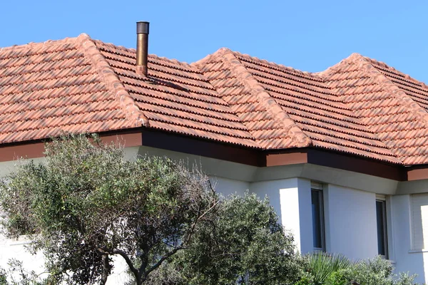 大気降水から保護するために役立つ建物の上部構造 — ストック写真