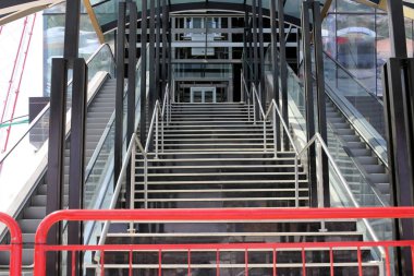 İsrail'de büyük bir şehrin sokaklarında mimari ve inşaat geometrik rakamlar 