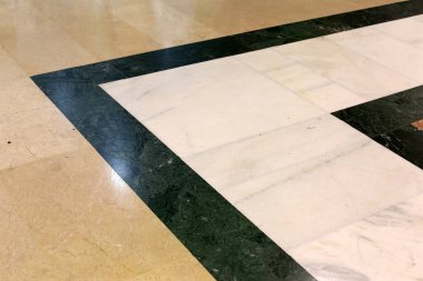 İsrail'de büyük bir şehrin sokaklarında mimari ve inşaat geometrik rakamlar 