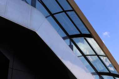 İsrail'de büyük bir şehrin sokaklarında mimari ve inşaat geometrik rakamlar 