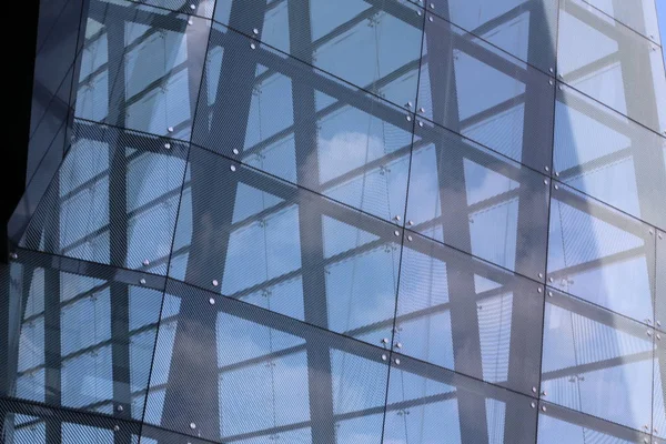 İsrail'de büyük bir şehrin sokaklarında mimari ve inşaat geometrik rakamlar 