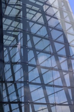 İsrail'de büyük bir şehrin sokaklarında mimari ve inşaat geometrik rakamlar 