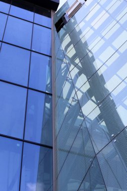 İsrail'de büyük bir şehrin sokaklarında mimari ve inşaat geometrik rakamlar 