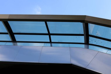 İsrail'de büyük bir şehrin sokaklarında mimari ve inşaat geometrik rakamlar 