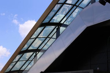 İsrail'de büyük bir şehrin sokaklarında mimari ve inşaat geometrik rakamlar 